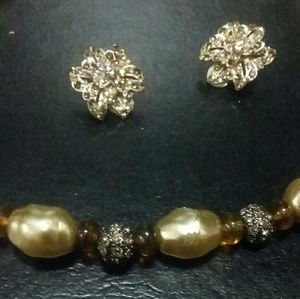 Freshwater pearl necklace with earrings